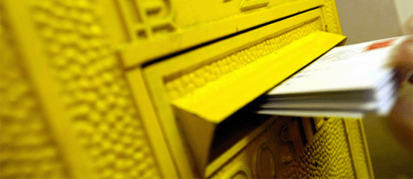 Photo : lettre mise dans une boite à lettre